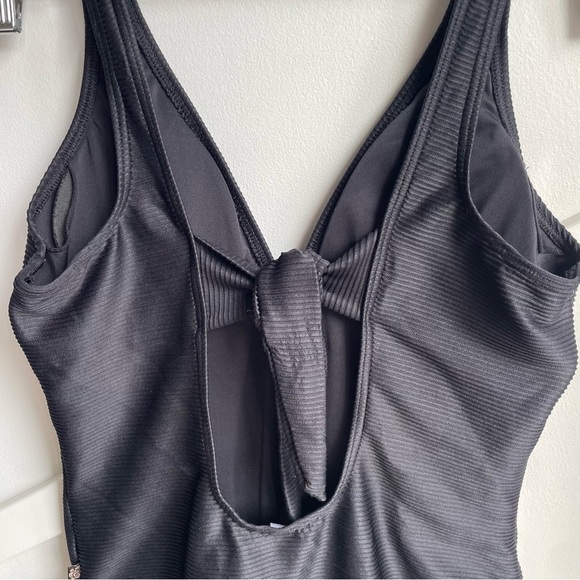 La Vie en Rose Plunge Textured V-neckline Black One Piece Swim  Size M - Picture 6 of 9